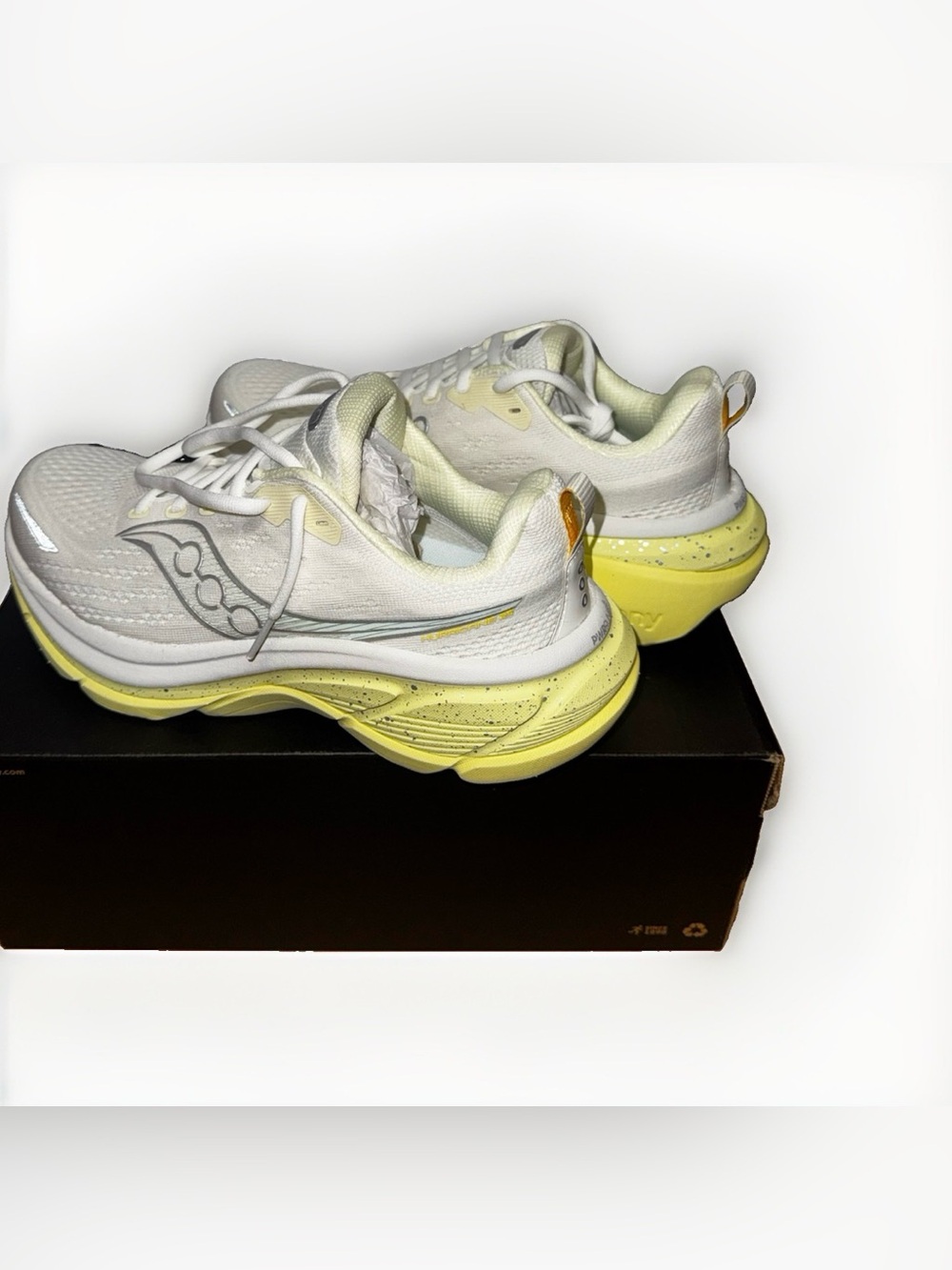 Saucony Hurricane 25 Ivory / Tender S11026-144 Running Shoes Women’s Size 8M-New